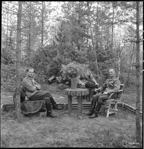 Eversti Karhu, majuri Seppälä ja 5.D:n komendantti, luutnantti Leka.